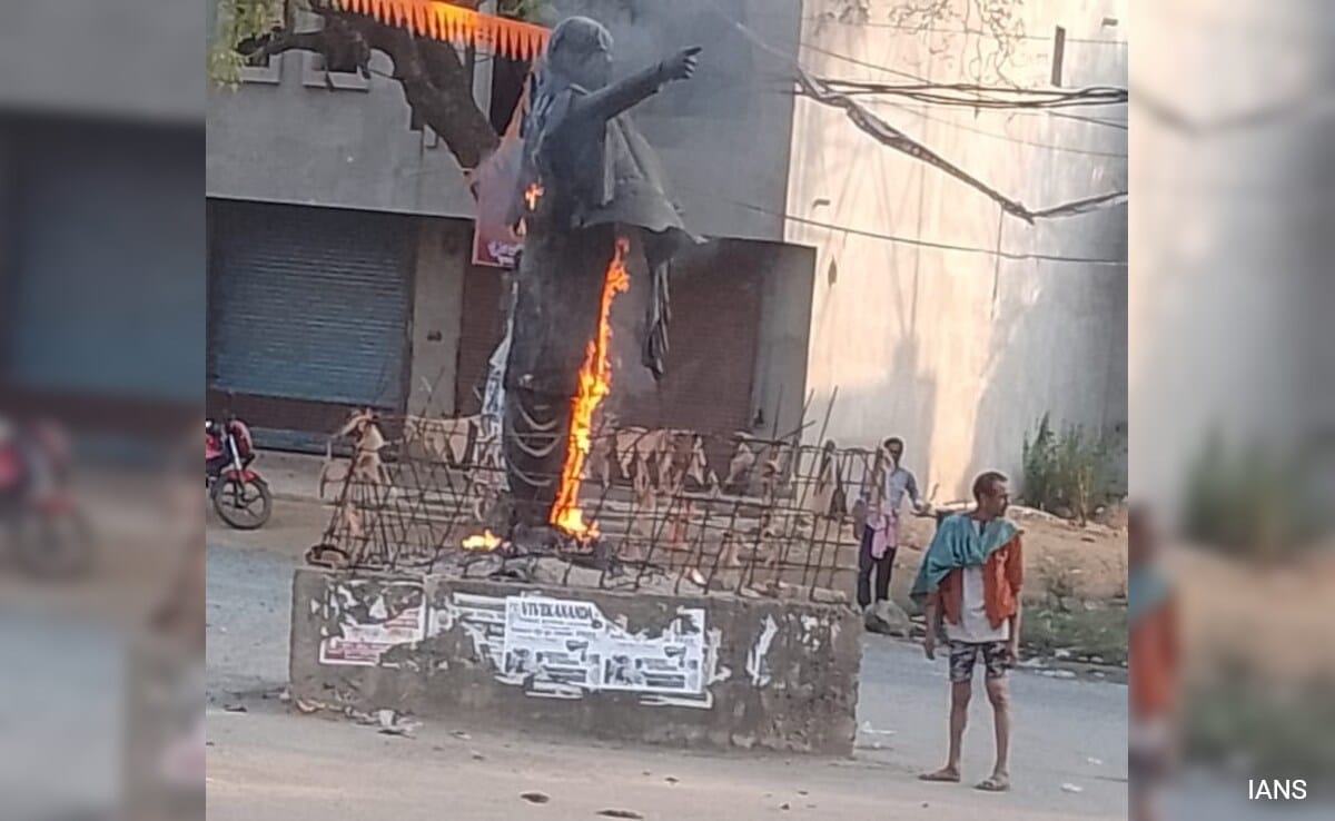 Former Odisha Chief Minister Biju Patnaik’s Statue Set Ablaze